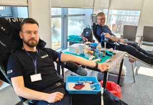 Policjanci z kadry szkoły oddają krew.