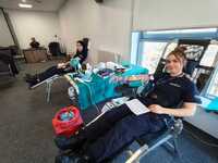 policjanci szkolenia zawodowego podstawowego w trakcie oddania krwi