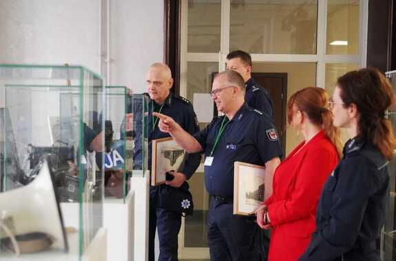 Niemieccy goście podziwiają wystawę historyczną w Szkole Policji w Pile