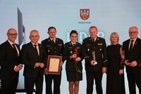 Laureaci oraz członkowie Zarządu Powiatu Pilskiego w pamiątkowym zdjęciu - uśmiechają się.