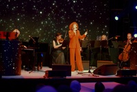 Alicja Majewska podczas wykonywania utworu.