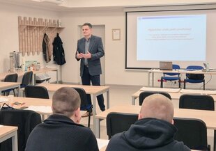 Wykładowca podczas zajęć wyjaśnia tematykę oględzin.