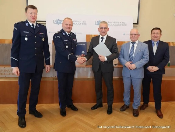 Symboliczny uścisk dłoni przedstawicieli którzy zawarli porozumienie.