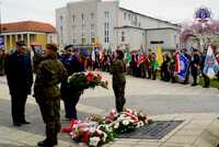 Komendant insp. dr Mariusz Jaworski składa kwiaty pod pomnikiem Ofiar Ofiar Stalinizmu na Placu Staszica w Pile