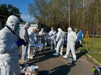 grupa techników kryminalistyki wykonująca szkic do oględzin sektorowych.