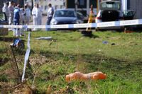 ujęcie miejsca przeprowadzonych oględzin sektorowych, w pierwszym planie widoczne elementy tułowia manekina.