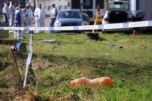 ujęcie miejsca przeprowadzonych oględzin sektorowych, w pierwszym planie widoczne elementy tułowia manekina.