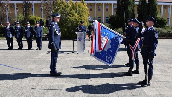 Komendant oddaje honor sztandarowi Szkoły Policji w Pile