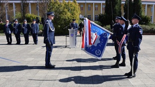 Komendant oddaje honor sztandarowi Szkoły Policji w Pile