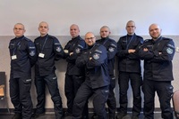 policjanci ze ściętymi włosami