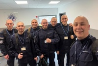 policjanci ze ściętymi włosami