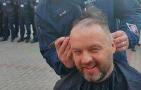 Dowódca Kur obcina włosy dowódcy Urbańskiemu.