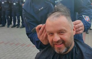 Dowódca Kur obcina włosy dowódcy Urbańskiemu.