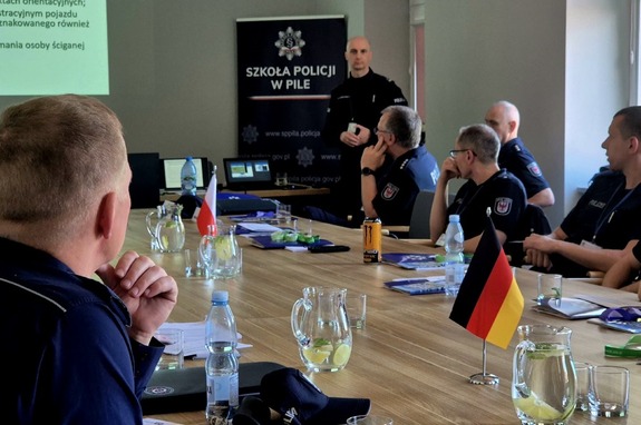 Wykładowca podinsp. Tomasz Ratajczak wykłada przepisy dot. ŚPB.