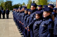 policjanci stoją w szeregu na placu Staszica