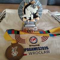 Puchar oraz medal zdobyty przez naszego zawodnika.