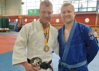 Patryk Ziembikiewicz oraz Krzysztof Mrozek, obejmują się po udziale w turnieju.