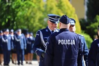 komendant wręcza świadectwo