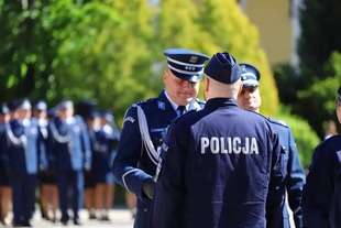 komendant wręcza świadectwo
