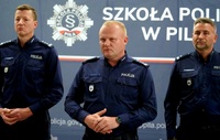 przywitanie policjantów DŚ przez Komendanta Szkoły Policji w Pile