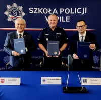 wspólne zdjęcie osób podpisujących porozumienie - Komendant Szkoły, Starosta Pilski, Dyrektor Zespołu Szkół