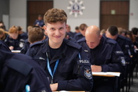 widok na formacje policjantów