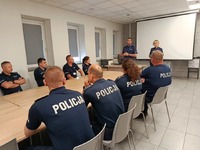 Widok na sale wykładowe z prowadzącymi zajęcia.