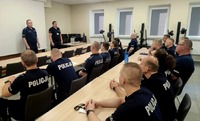 Widok na sale wykładowe z prowadzącymi zajęcia.