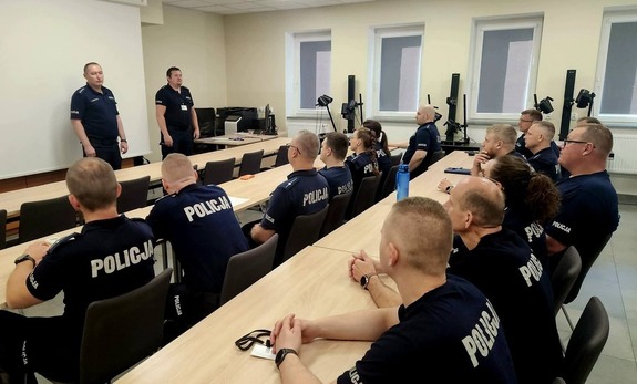 Widok na sale wykładowe z prowadzącymi zajęcia.