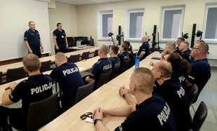 Widok na sale wykładowe z prowadzącymi zajęcia.