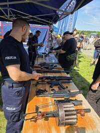 Stanowisko prezentujące uzbrojenie policji