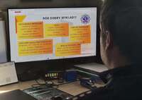 Policjant siedzi przed komputerem, zgłębia wiedze w kursie online.