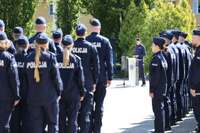 zdjęcie z rozpoczęcia szkolenia, widok przez szeregi na przemawiającego Komendanta.