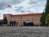 widok na uroczystość zakończenia szkolenia zawodowego podstawowego na Placu Staszica w Pile w tle budynek szkoły.