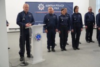 Komendant Szkoły inspektor doktor Mariusz Jaworski przemawia do absolwentów podczas zakończenia, obok w szeregu stoi kadra dydaktyczna szkoły.