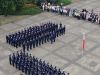 widok z góry na szeregi Policji, zgromadzonych gości na placu Stanisława Staszica w Pile