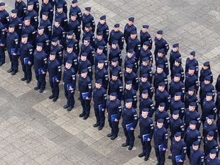 widok z lotu ptaka na kompanię policjantów stojących równo w szyku