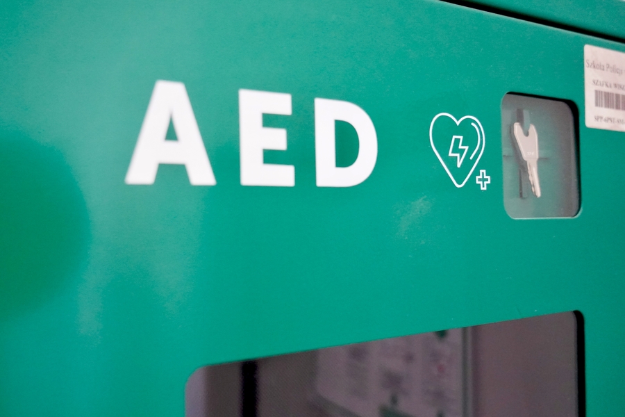 Szybka reakcja i AED uratowały życie - Szkoła Policji w Pile przypomina o znaczeniu defibrylatorów